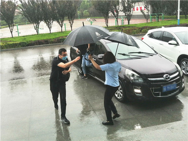 應急保障中心項目8月9日客服部雨中迎接業主